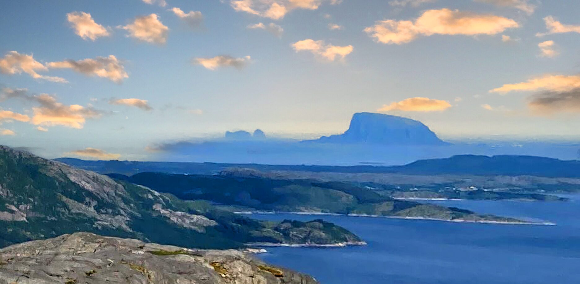 Wzgórze Nordfjellet (180 m n.p.m.) z widokiem na fiordy