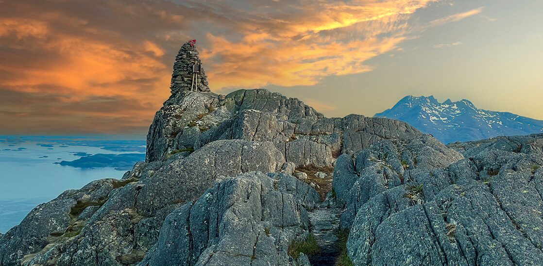 Panorama ze szczytu Reinesaksla (308 m n.p.m.) na fiordy i góry Helgeland