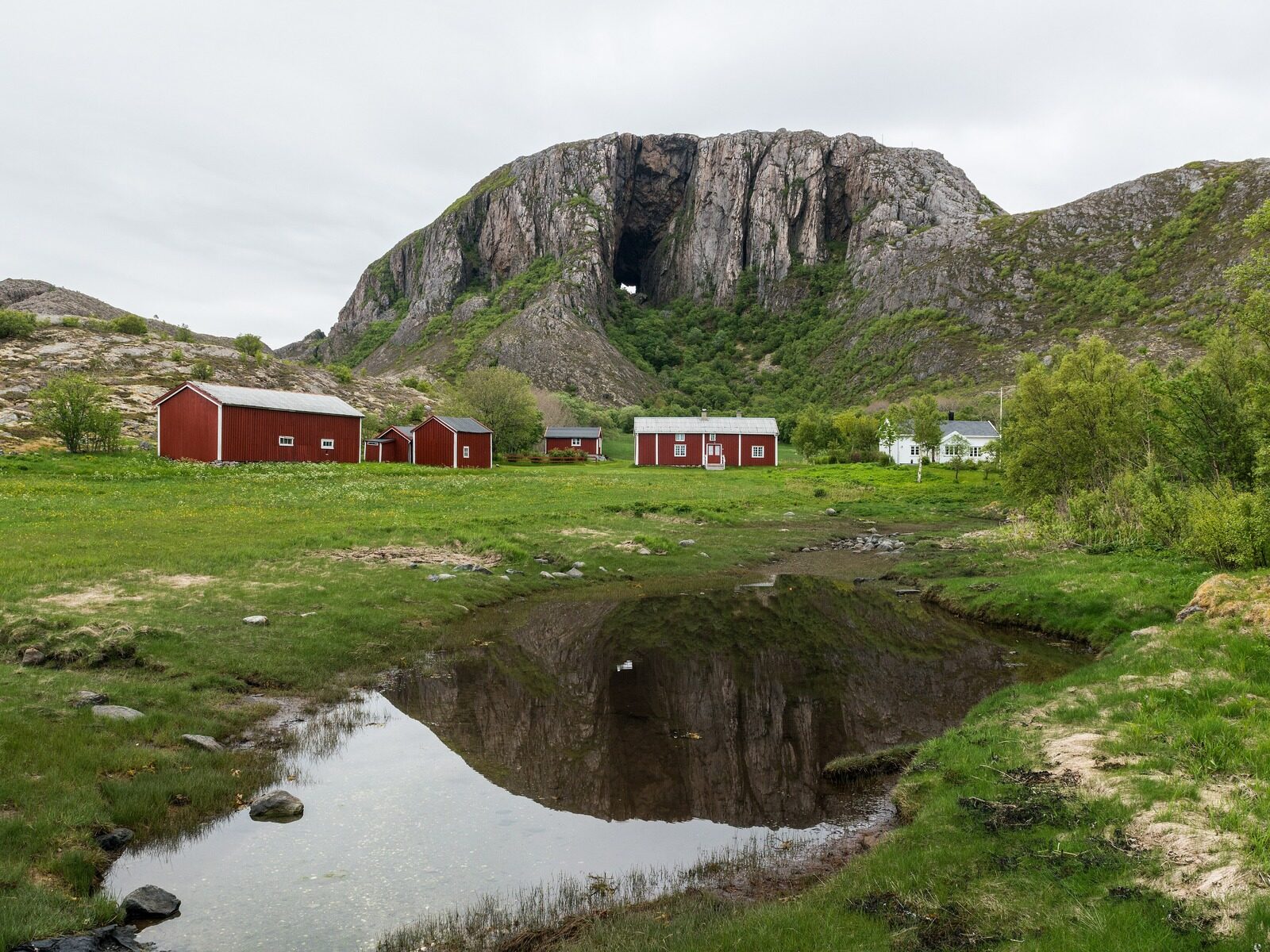 Torghatten – góra z naturalnym 35-metrowym tunelem koło Brønnøysund