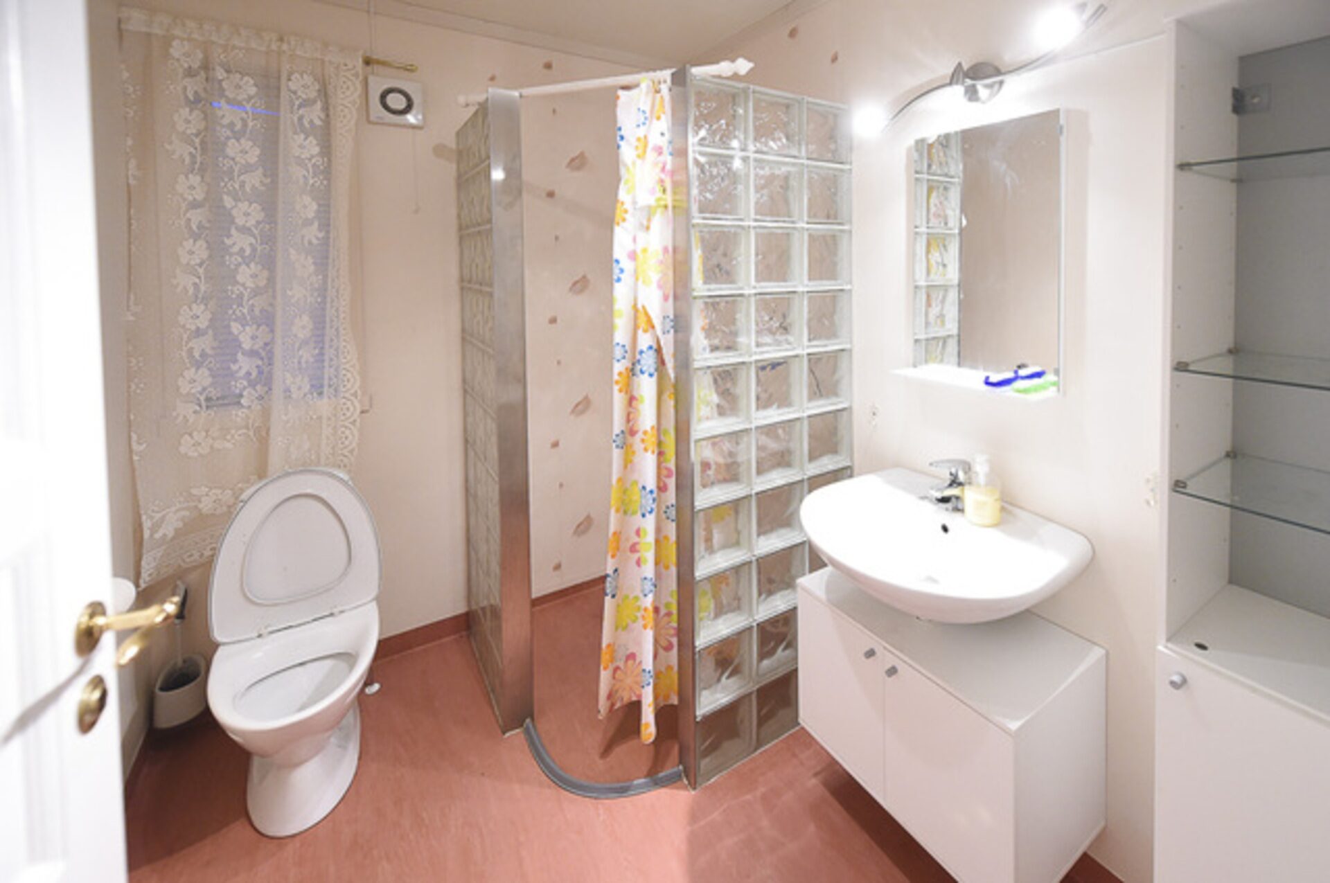 Rorbu 2 – apartament 50 m² dla 4 osób z tarasem, zdjęcie 6